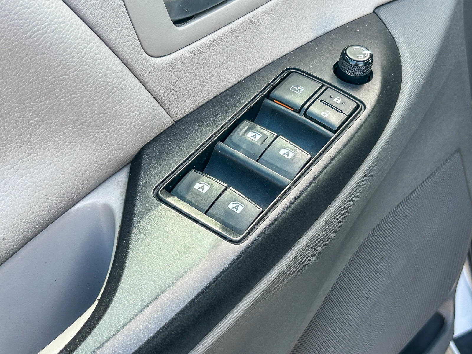 Used 2015 Toyota Sienna LE w/ Four Season Floor Mat Package image 26