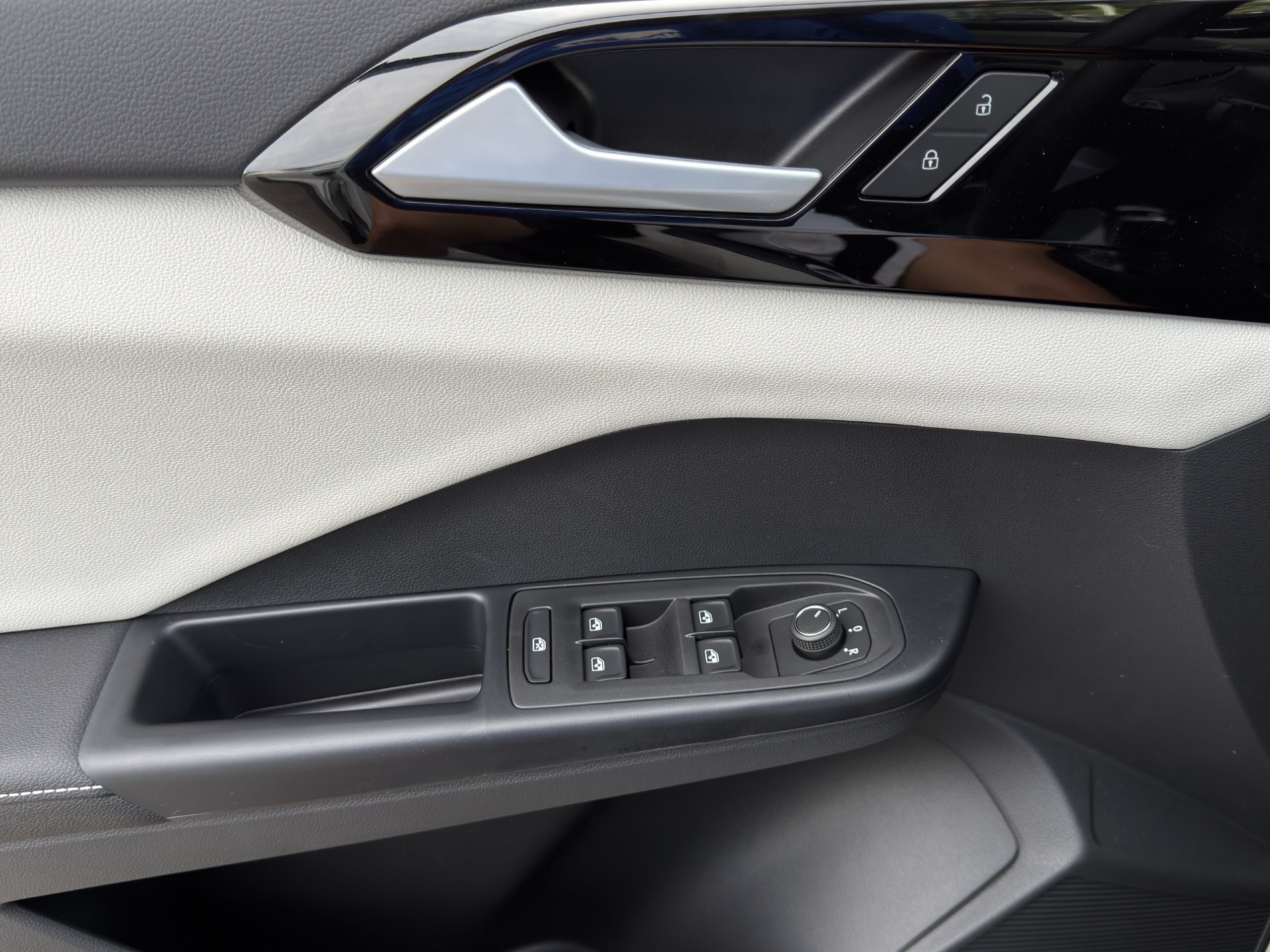 New 2027 Volkswagen Taos S FWD image 17