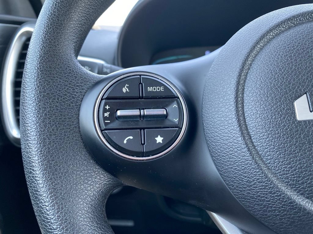 Used 2025 Kia Soul LX w/ LX Technology Package FWD image 23