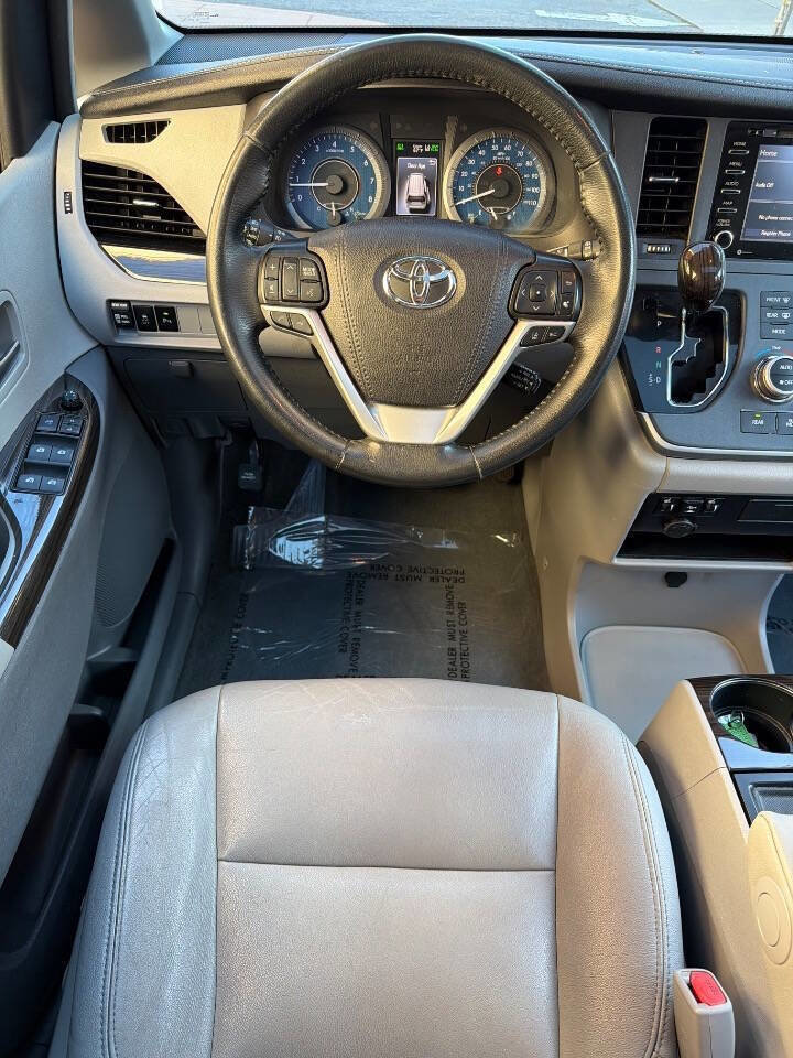 Used 2020 Toyota Sienna XLE w/ XLE Navigation Package image 12