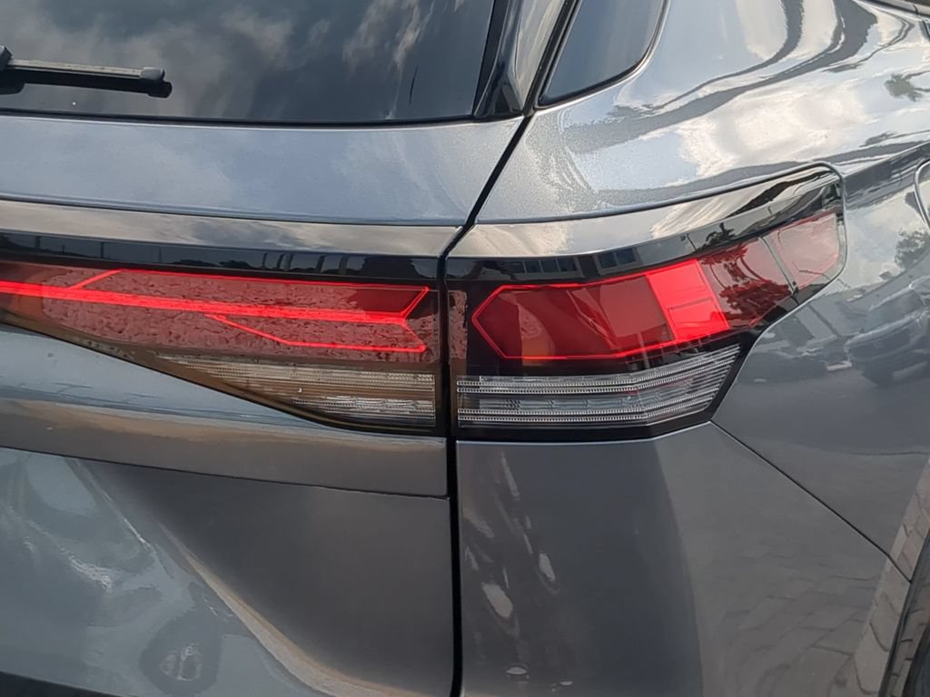 New 2026 Volkswagen Tiguan SE R-Line FWD image 8