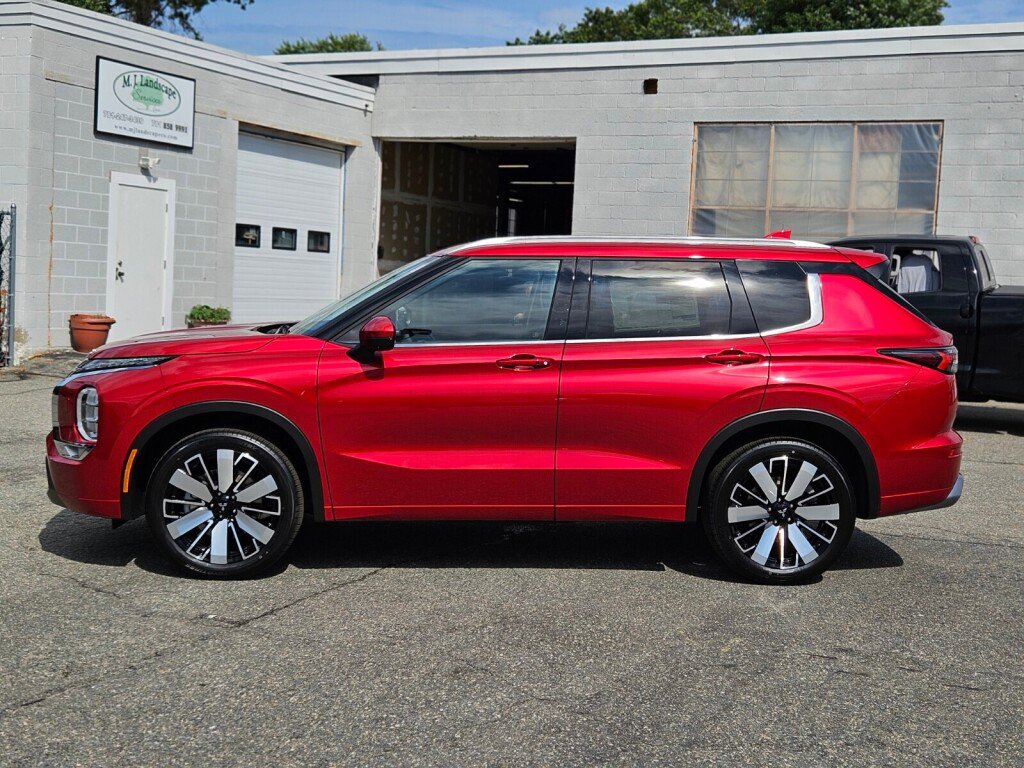 New 2025 Mitsubishi Outlander SEL image 2