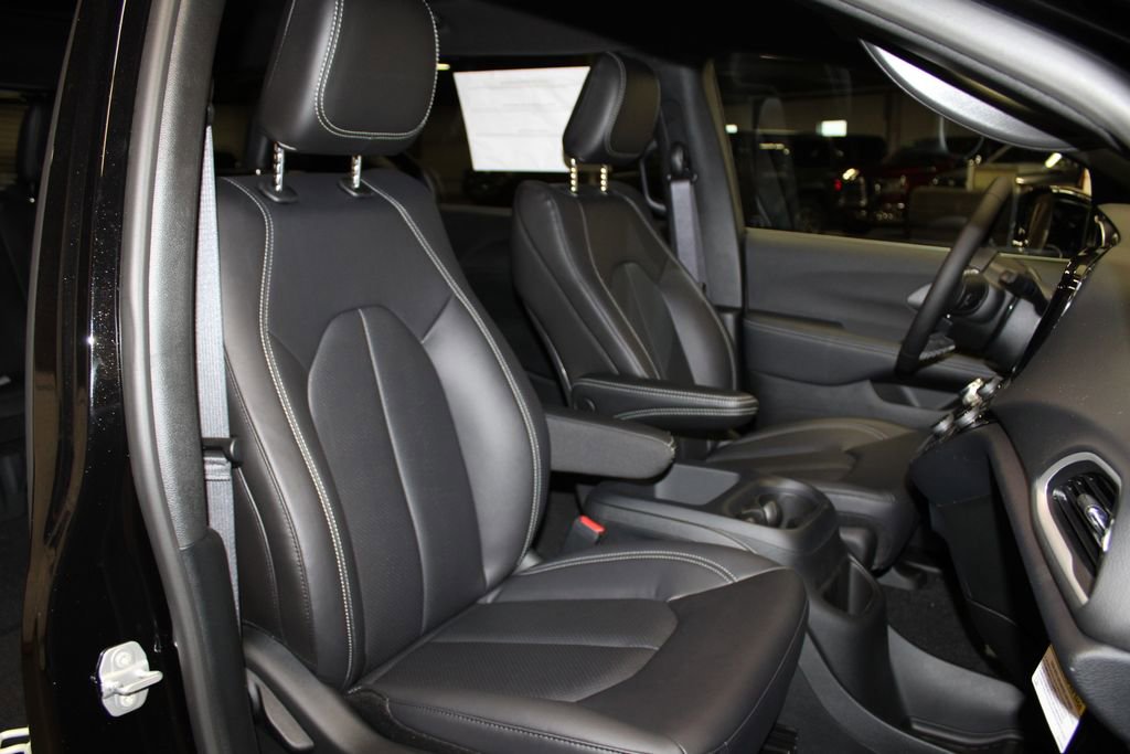 New 2026 Chrysler Voyager LX image 25