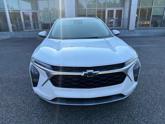 Used 2024 Chevrolet Trax LT w/ Sunroof Package FWD image 2