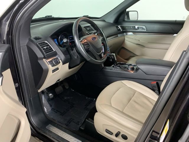 Used 2019 Ford Explorer Limited w/ Class III Trailer Tow Package AWD/4WD image 32