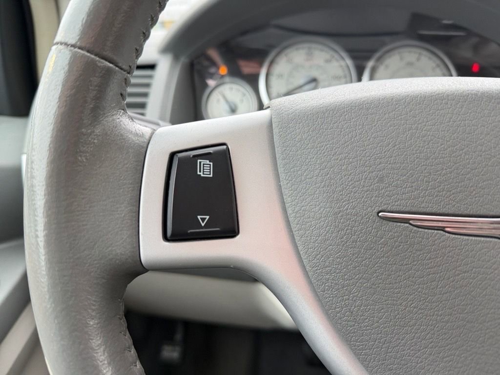 Used 2010 Chrysler Town & Country Limited image 16