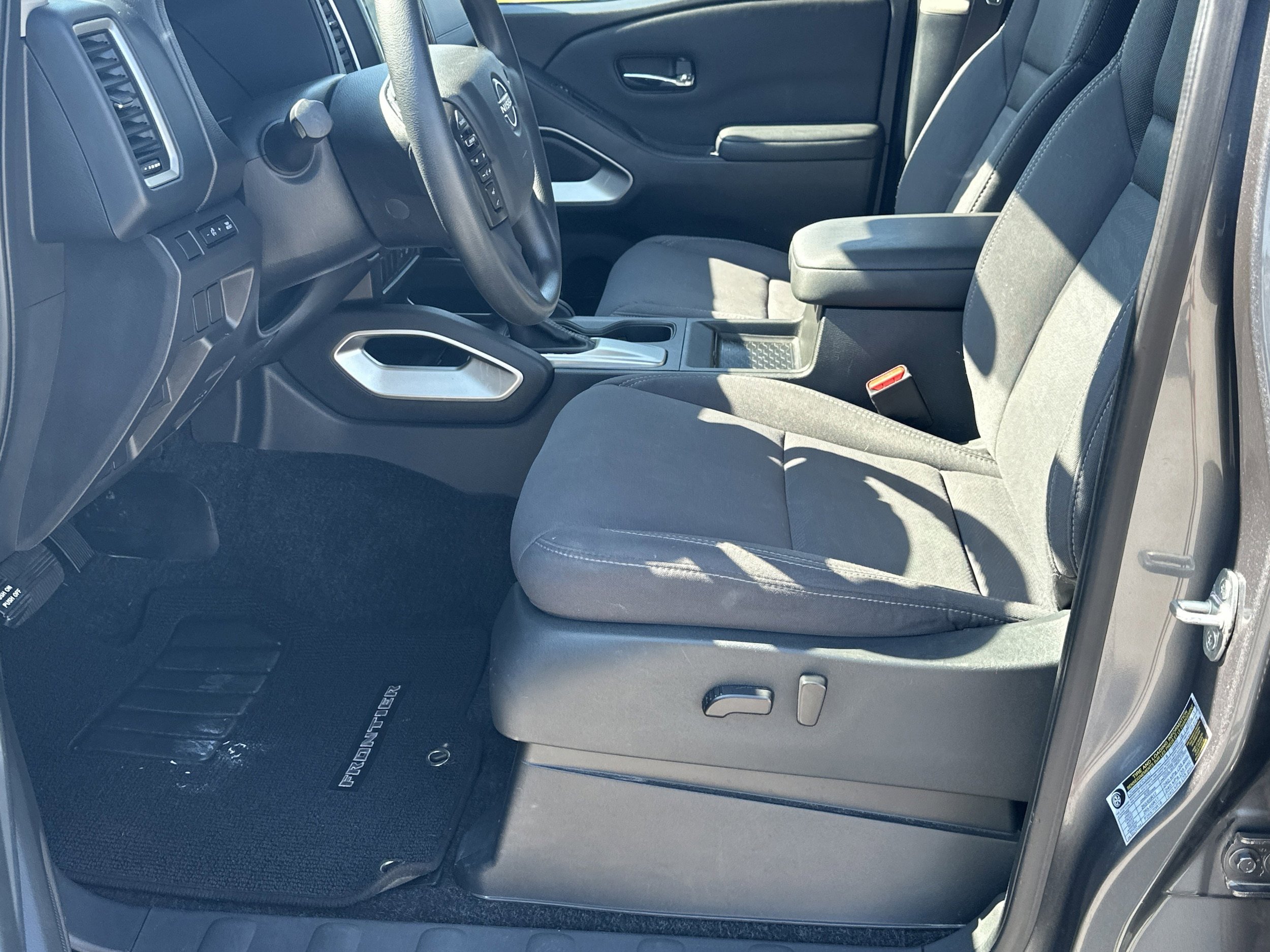 Used 2023 Nissan Frontier SV image 6