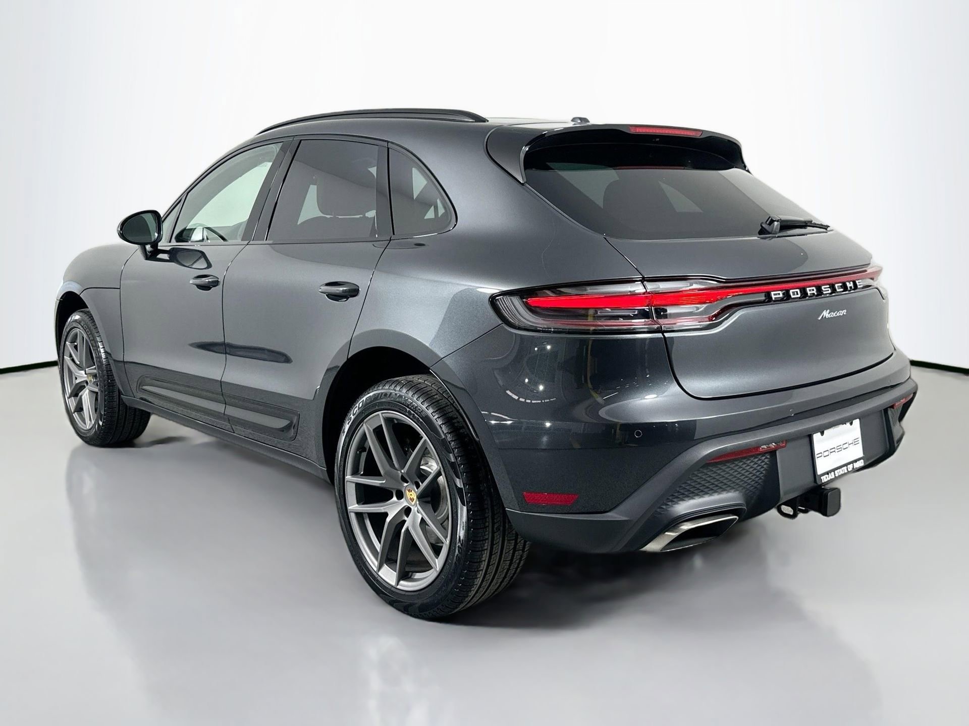 Certified 2025 Porsche Macan image 3