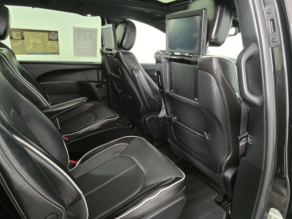 Used 2023 Chrysler Pacifica Limited w/ Uconnect Theater Family Group FWD image 38