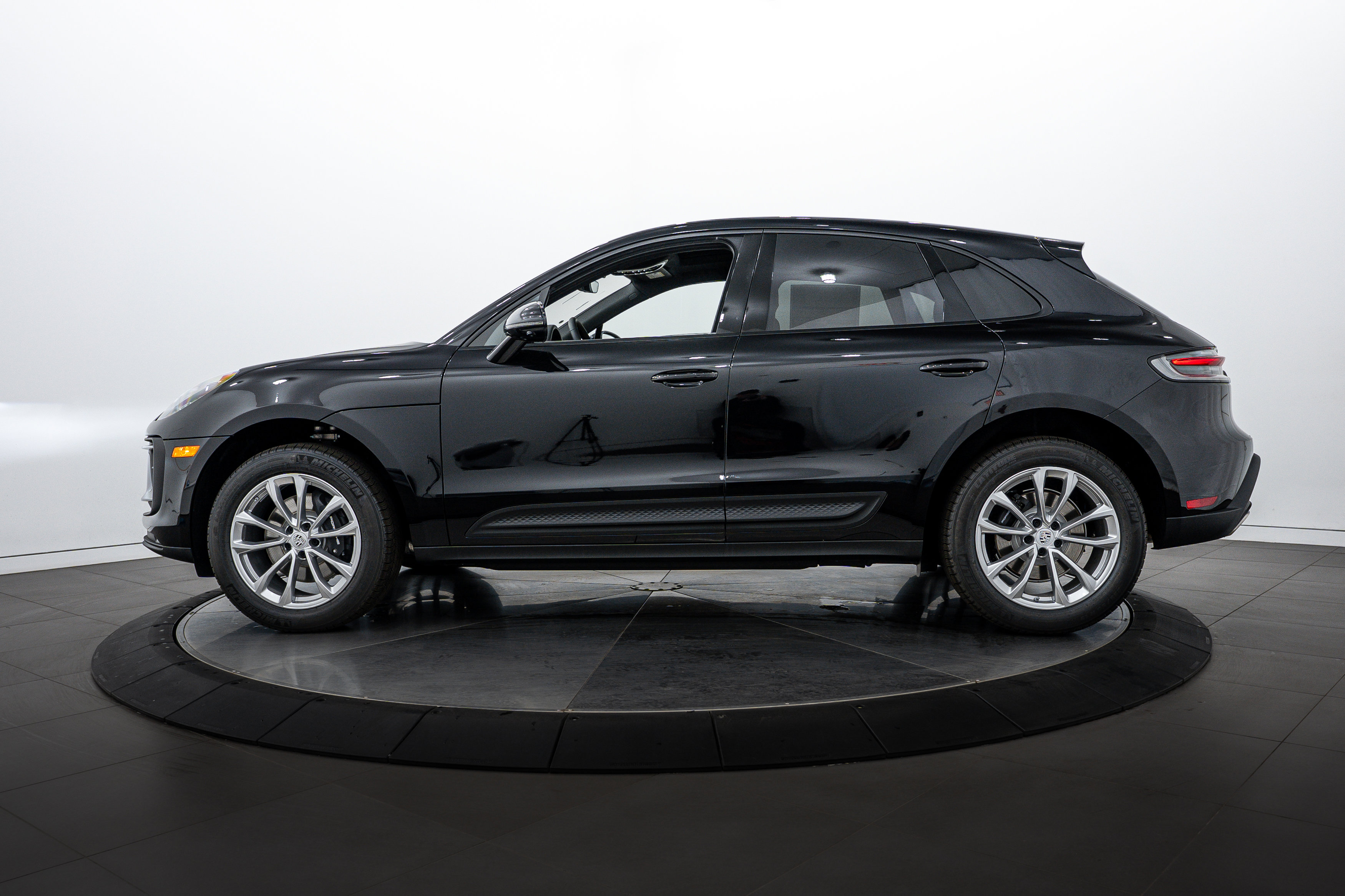 New 2026 Porsche Macan image 2