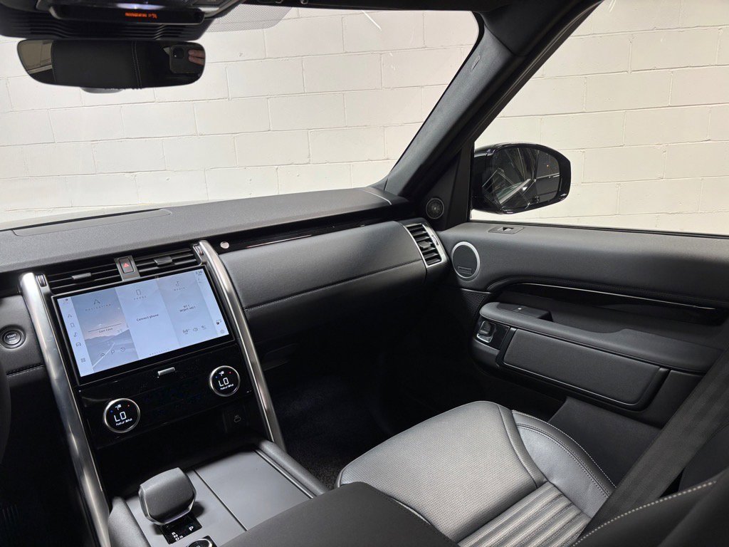 Used 2025 Land Rover Discovery S image 35