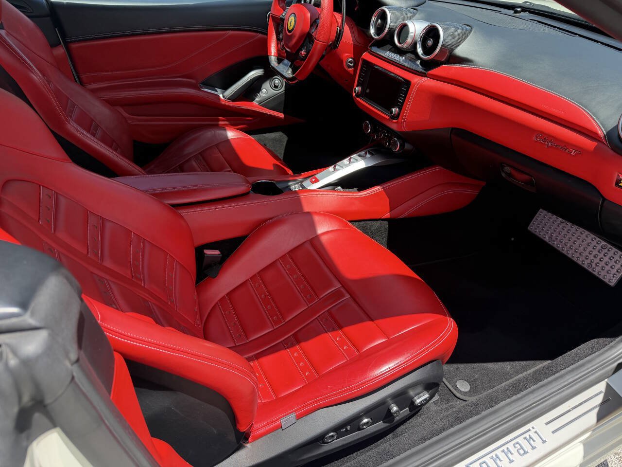 Used 2015 Ferrari California T RWD image 33