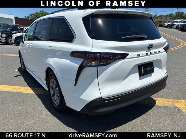 Used 2023 Toyota Sienna LE FWD image 3