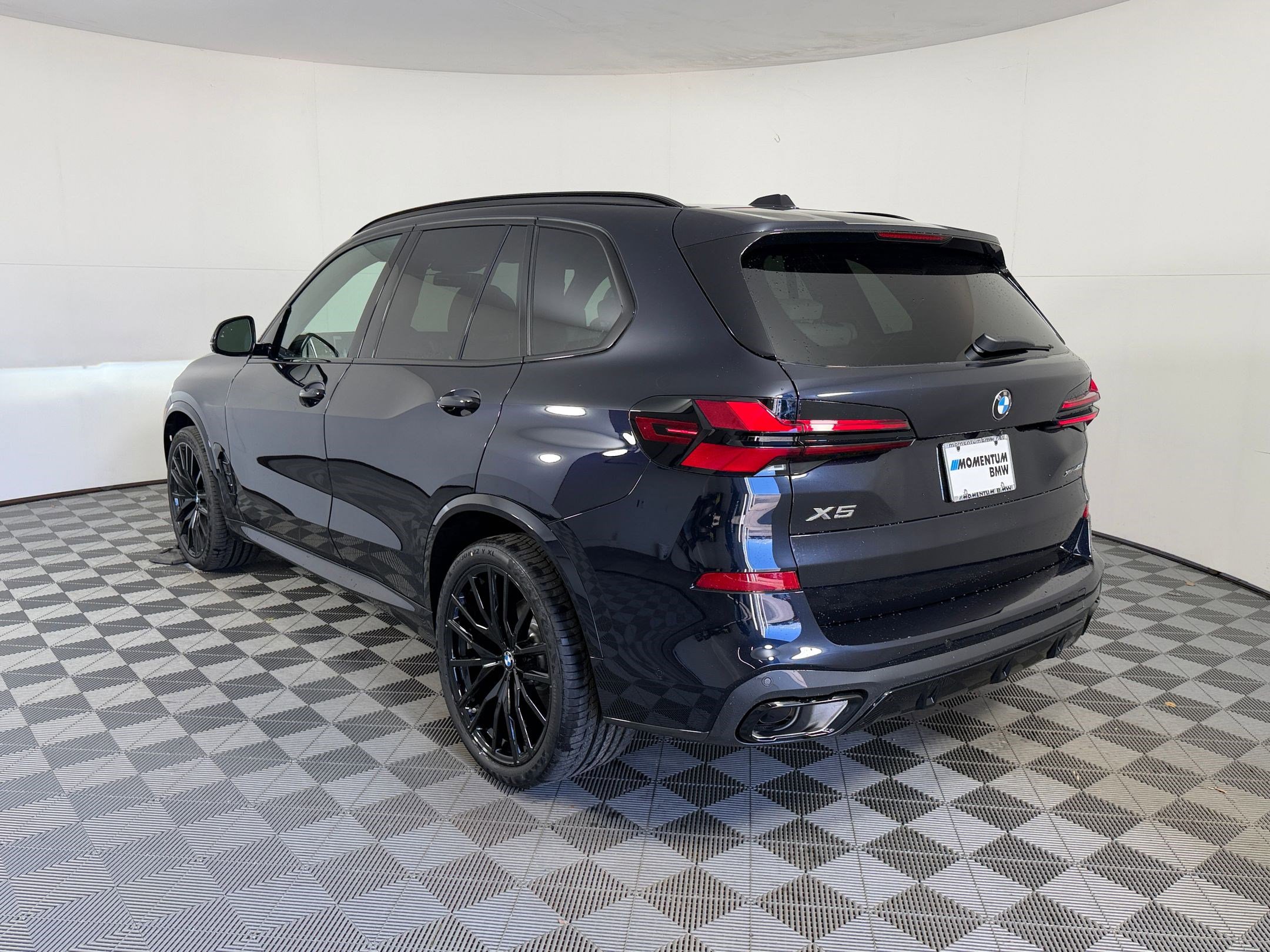 New 2026 BMW X5 xDrive40i w/ M Sport Package AWD/4WD image 3