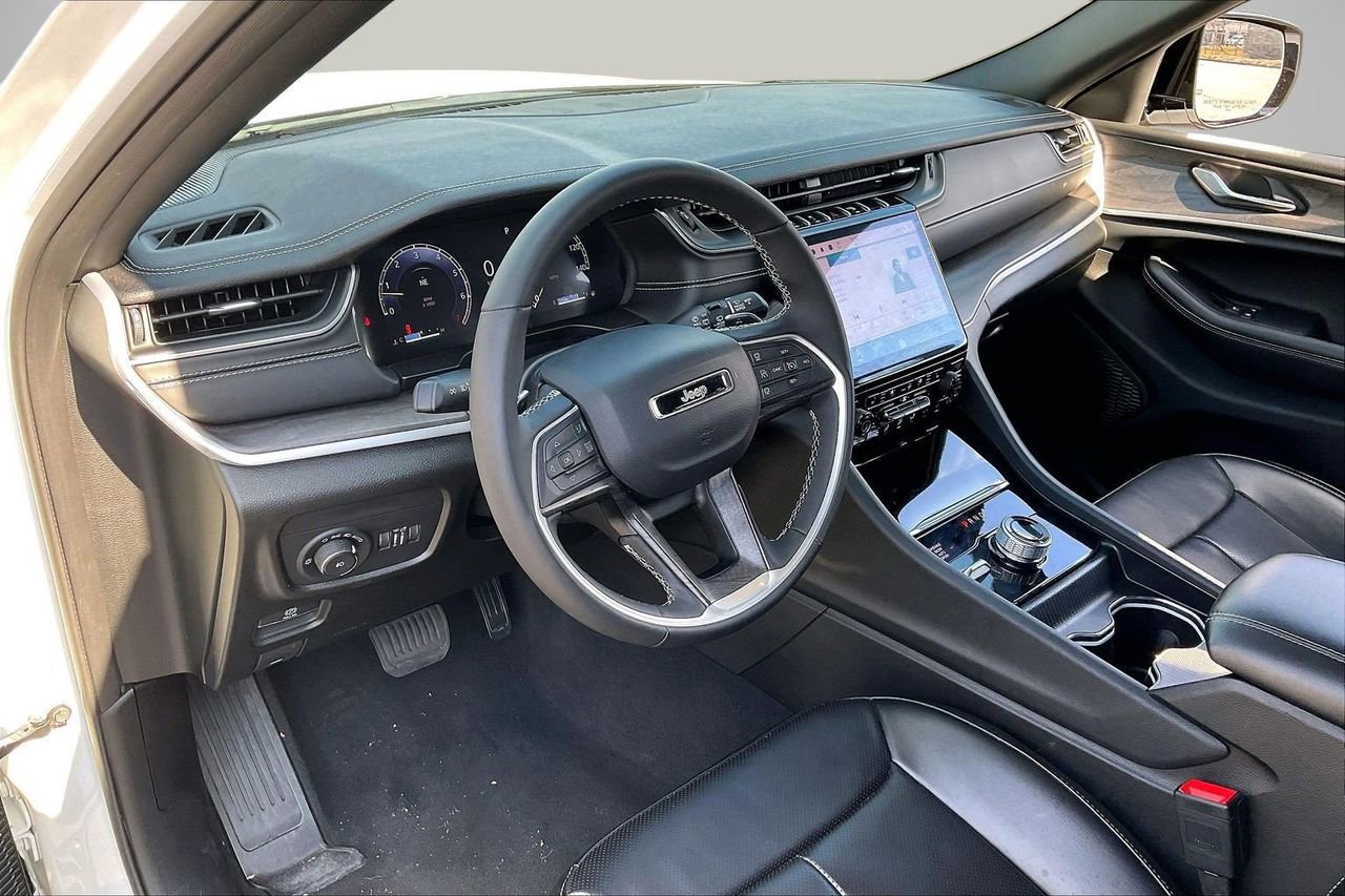 Certified 2025 Jeep Grand Cherokee L Limited w/ Luxury Tech Group II image 21