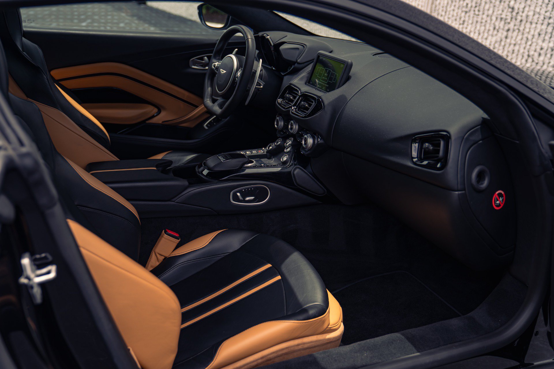 Used 2020 Aston Martin V8 Vantage Coupe RWD image 2