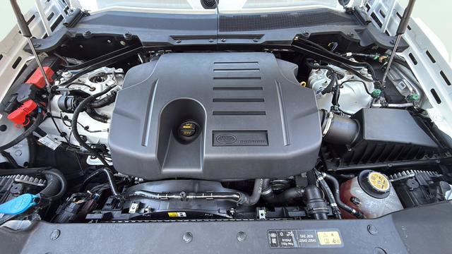 Used 2024 Land Rover Defender 130 X-Dynamic SE image 28