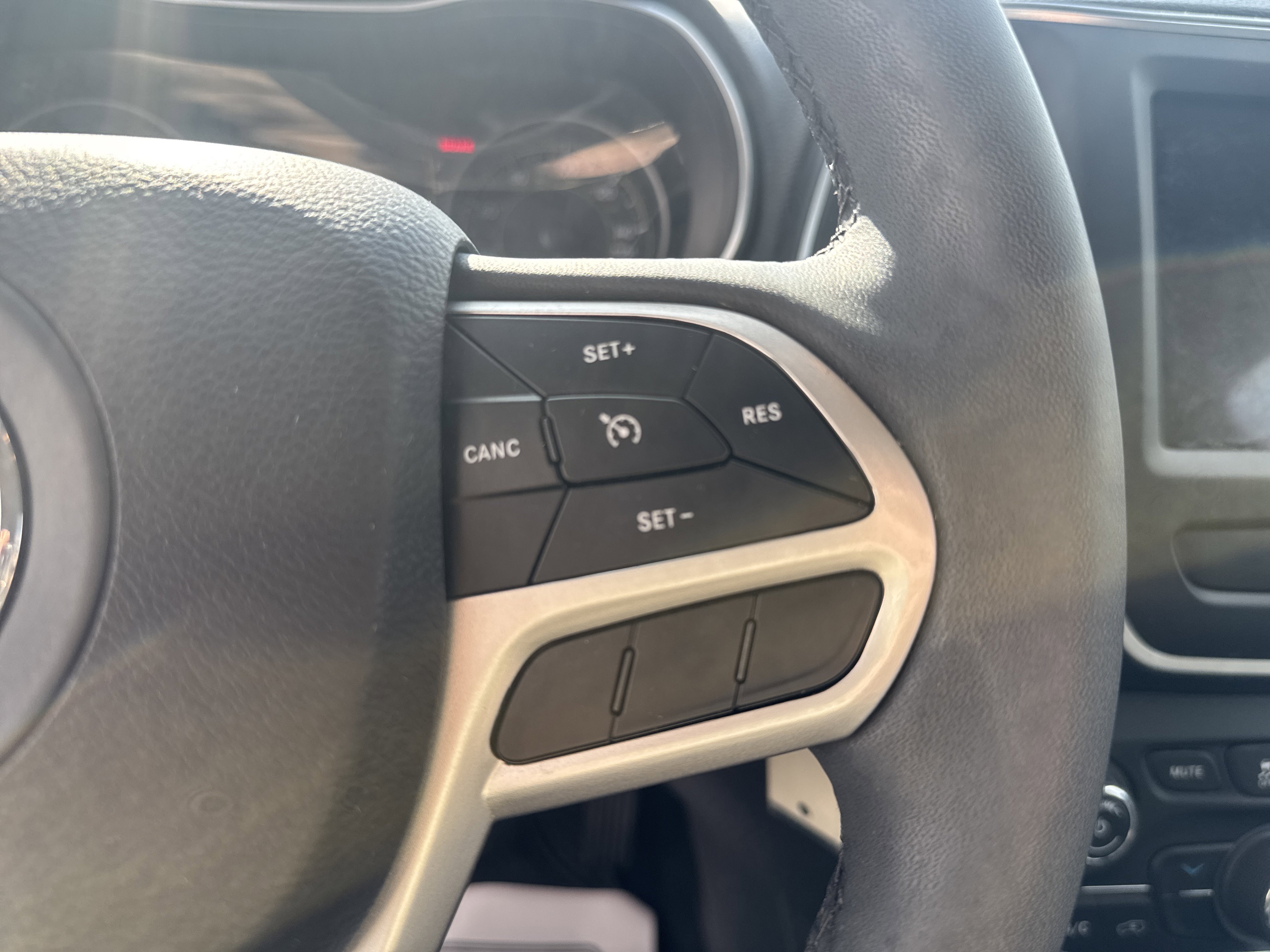 Used 2022 Jeep Cherokee Latitude w/ Sun & Sound Group AWD/4WD image 19