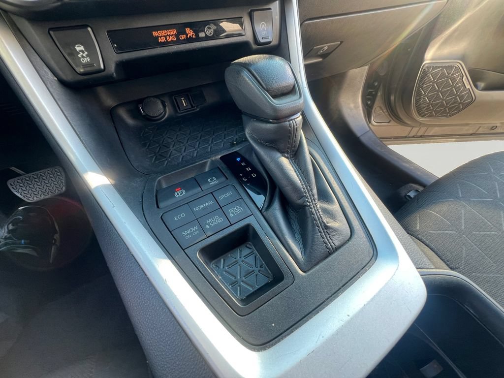 Used 2022 Toyota RAV4 XLE AWD/4WD image 18
