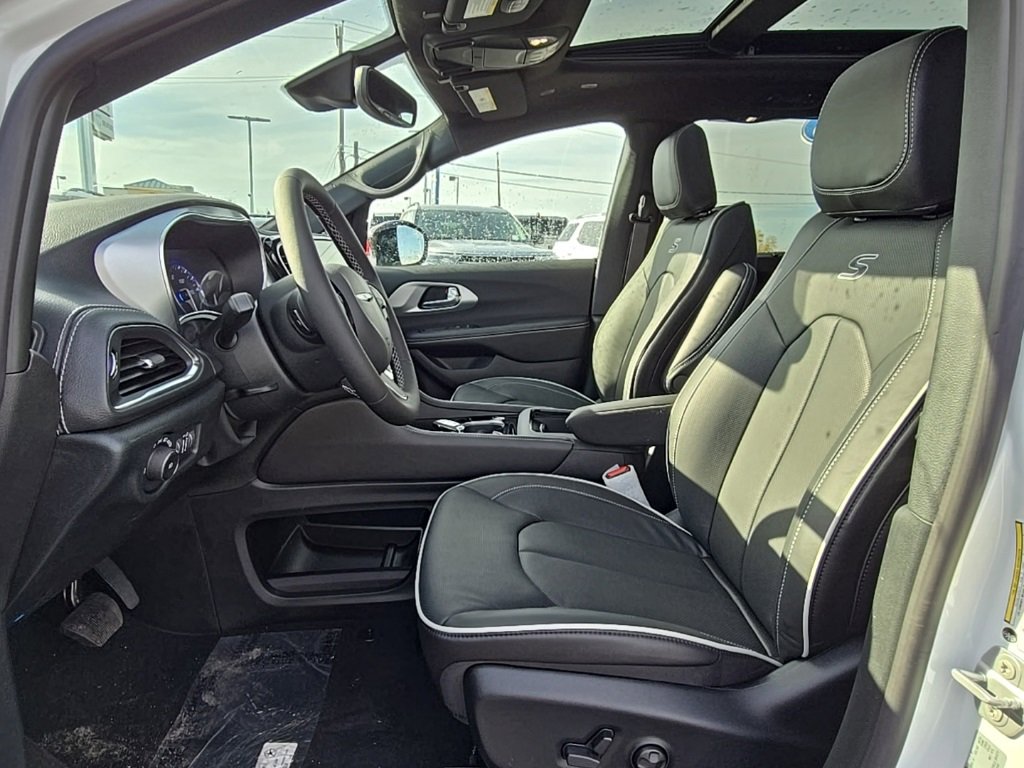 New 2026 Chrysler Pacifica Limited w/ S Appearance Package image 11