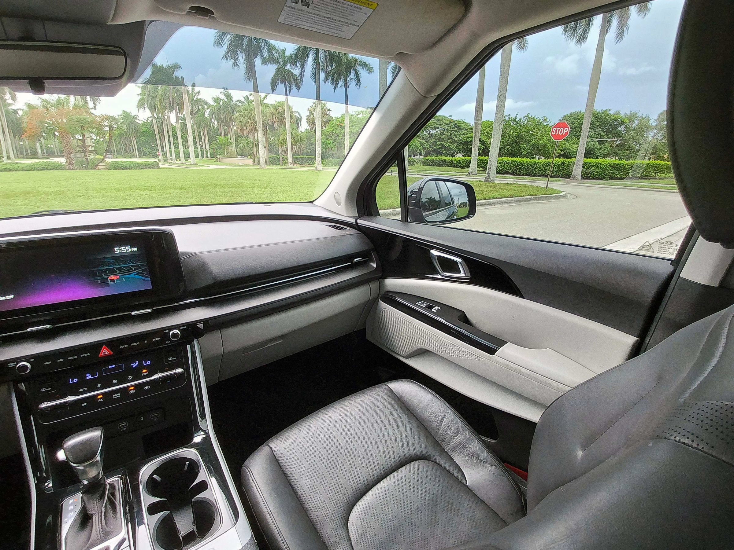 Used 2022 Kia Carnival EX FWD image 12