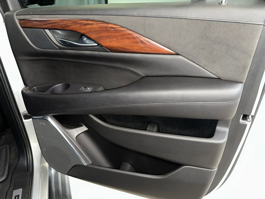 Used 2016 Cadillac Escalade ESV Luxury image 36