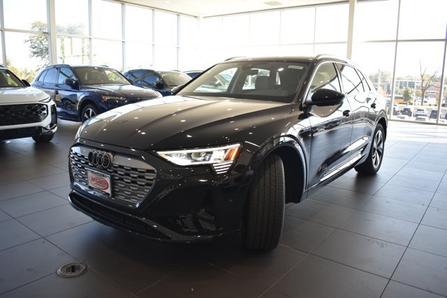 Used 2024 Audi Q8 e-tron Premium Plus AWD/4WD image 3