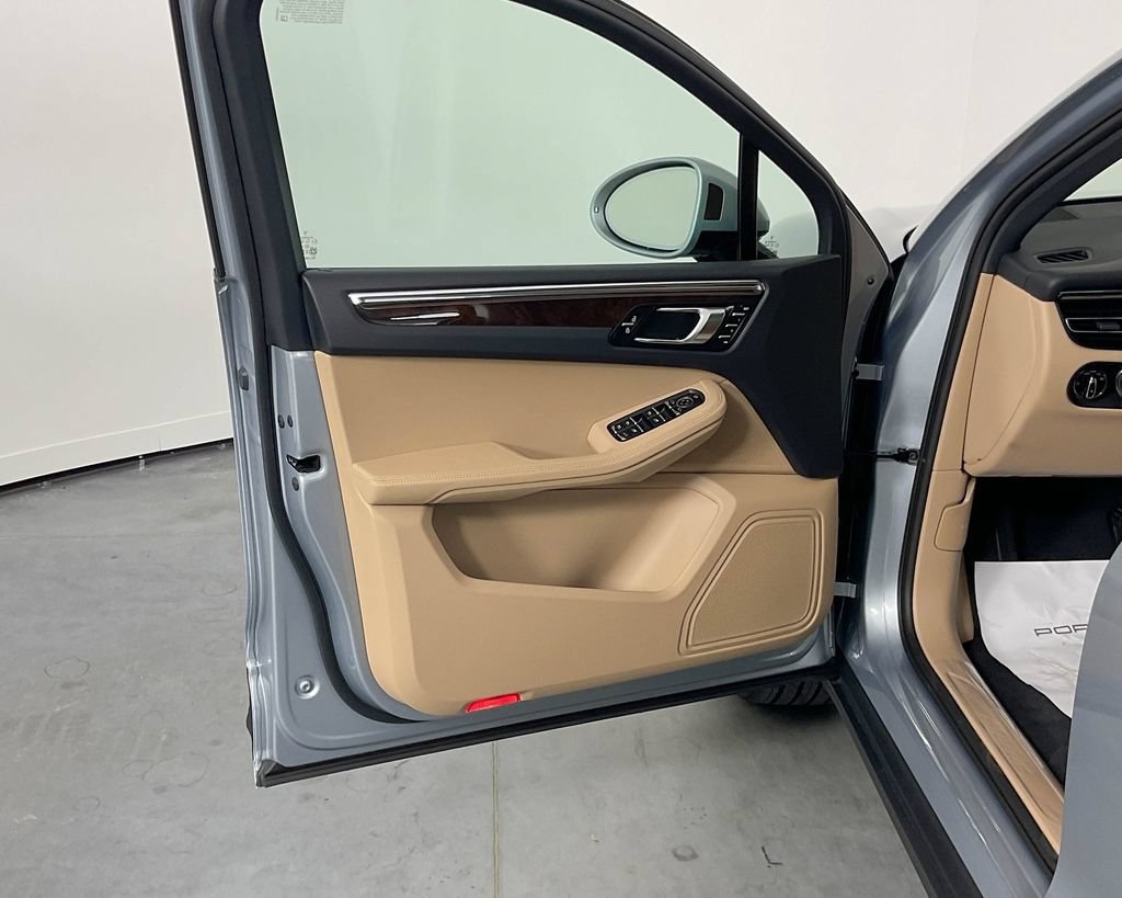 Certified 2025 Porsche Macan AWD/4WD image 14