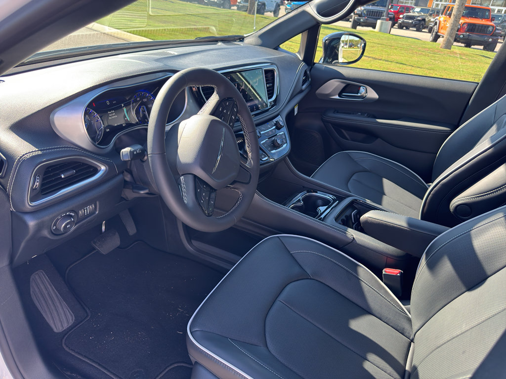 New 2026 Chrysler Pacifica Limited w/ S Appearance Package FWD image 11