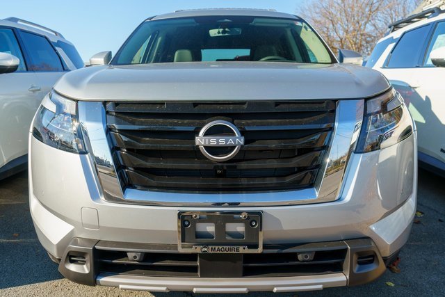 New 2025 Nissan Pathfinder SL image 2