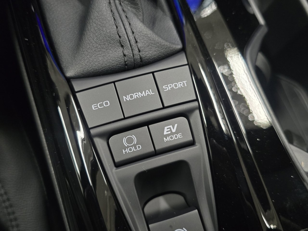 New 2026 Toyota Camry Hybrid FWD image 9