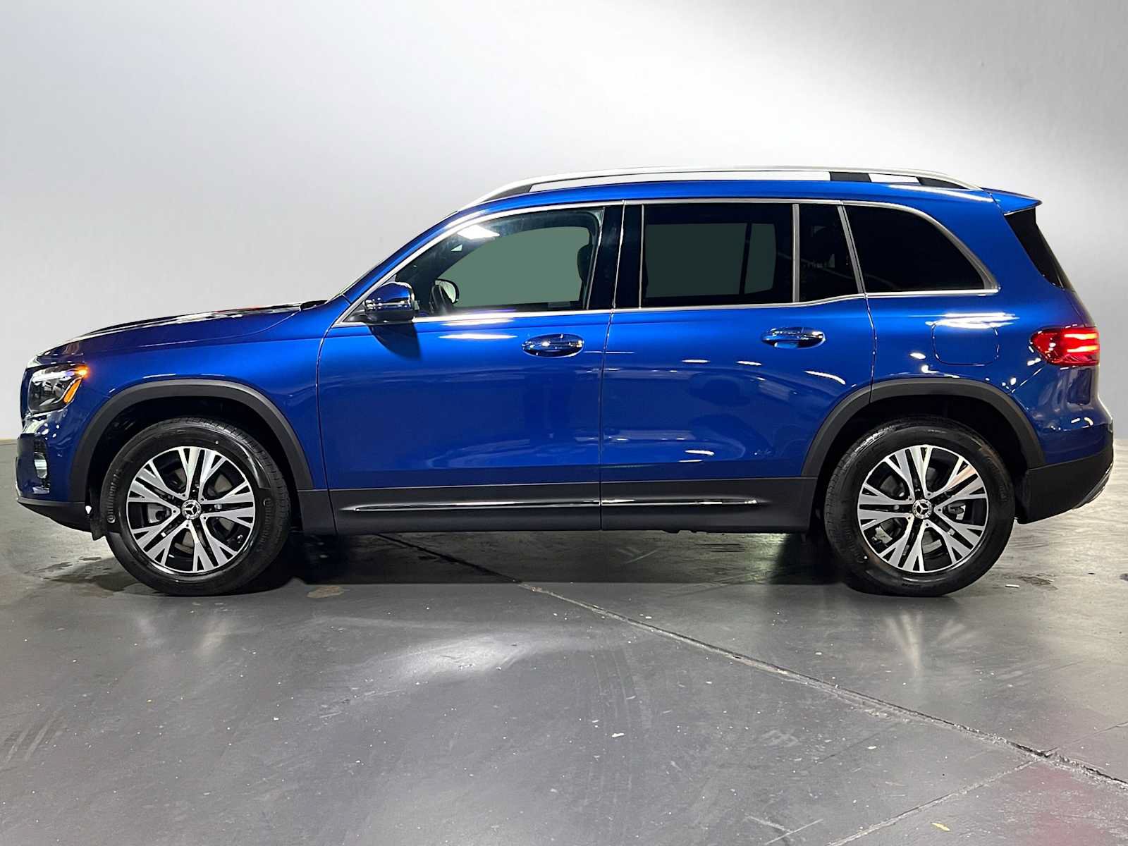 Used 2025 Mercedes-Benz GLB 250 4MATIC image 2