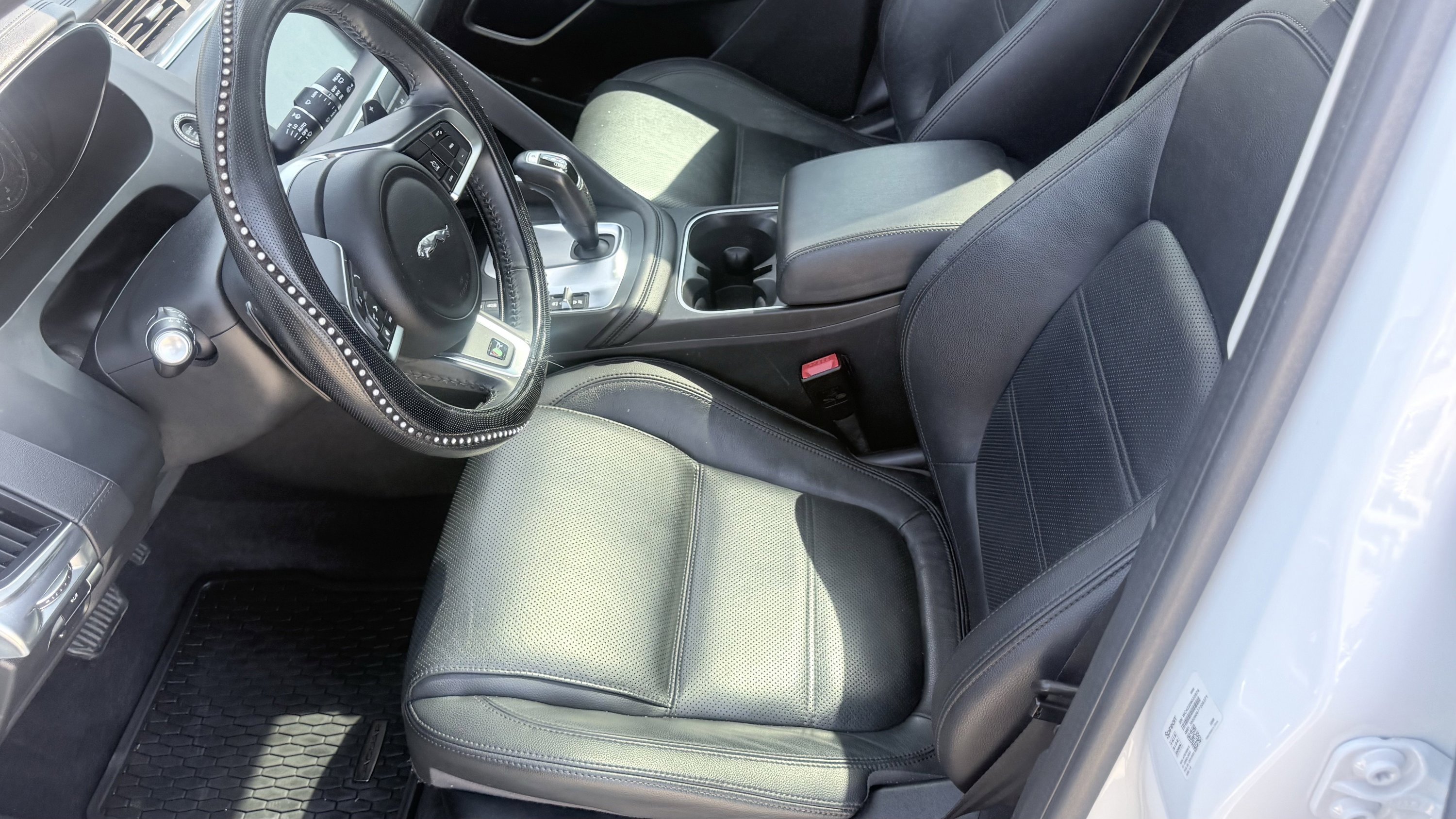 Used 2020 Jaguar E-PACE SE image 29