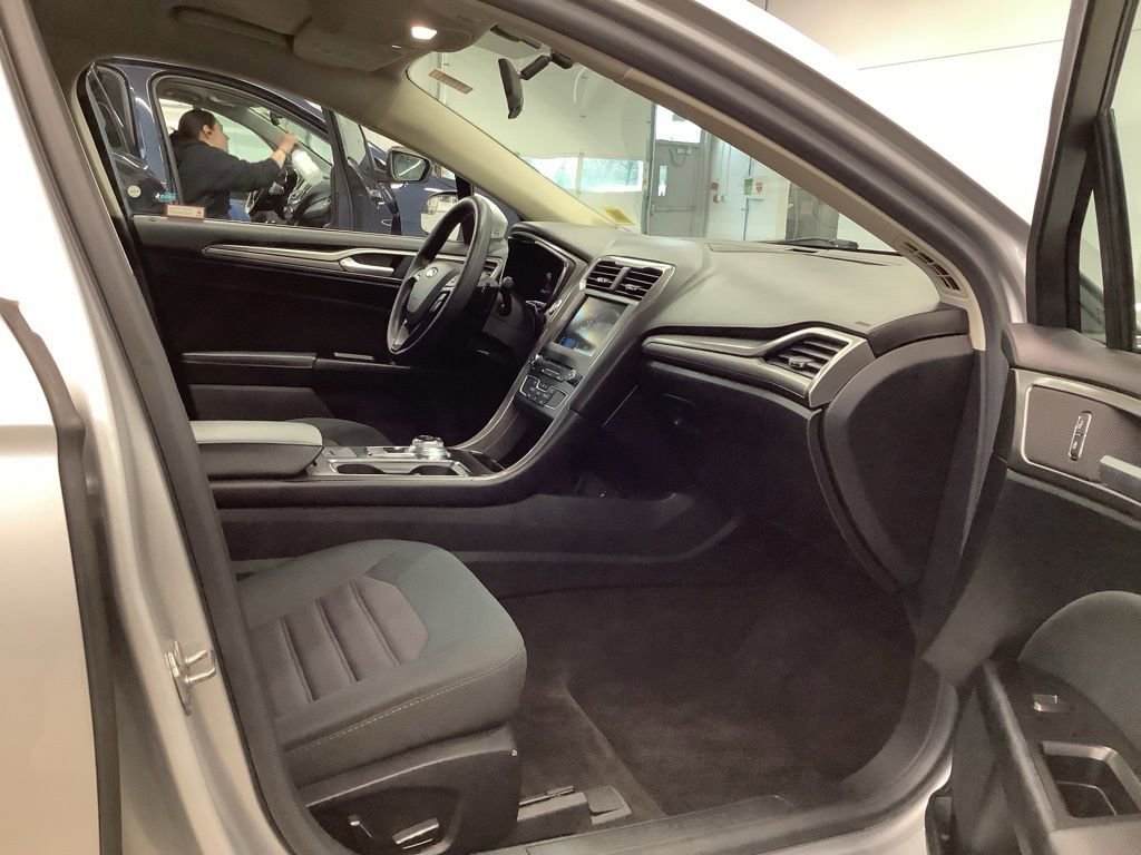 Used 2017 Ford Fusion SE w/ Fusion SE Technology Package FWD image 12