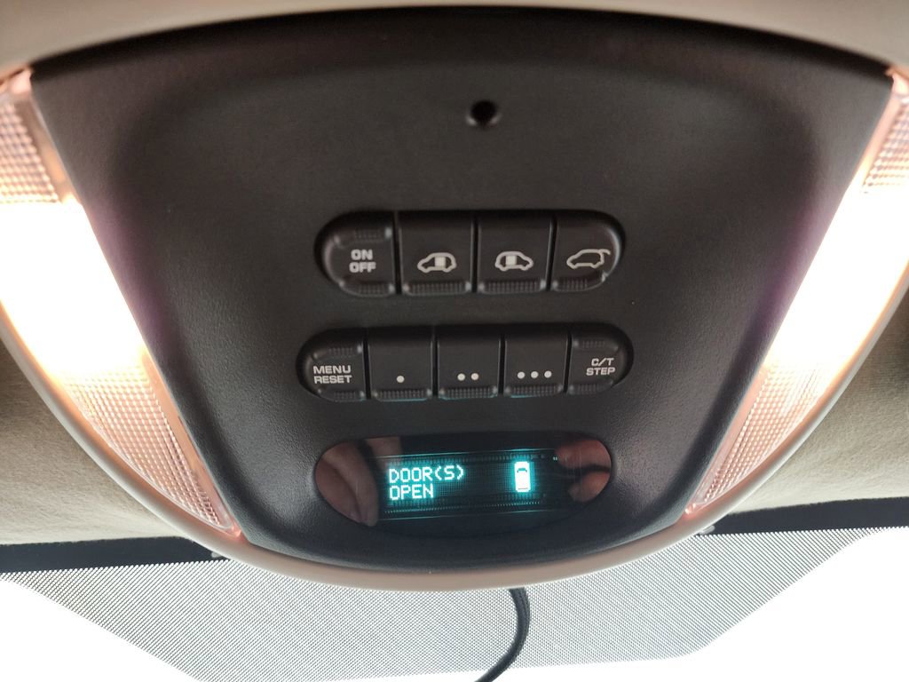 Used 2006 Chrysler Town & Country Limited w/ Trailer Tow Prep Group FWD image 19