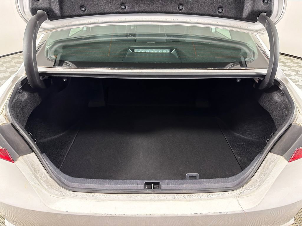 Used 2023 Toyota Camry SE image 18