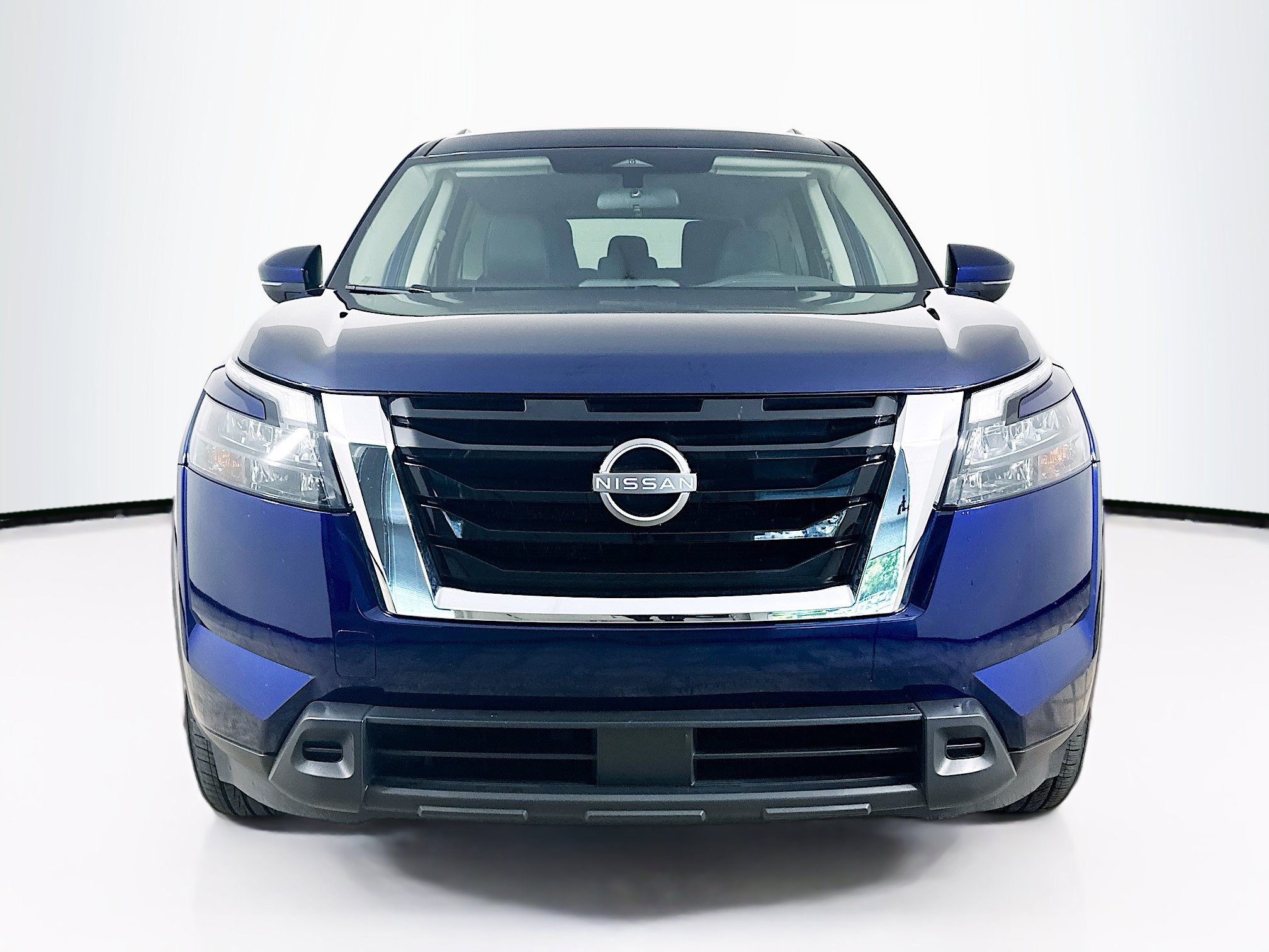 Used 2025 Nissan Pathfinder SV FWD image 2