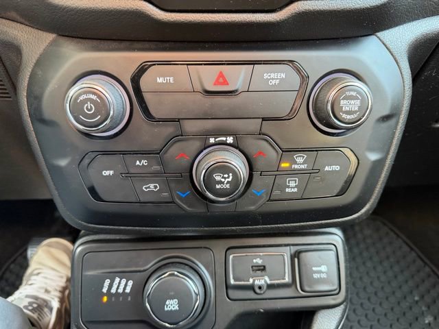 Used 2019 Jeep Renegade Latitude w/ Cold Weather Group image 19