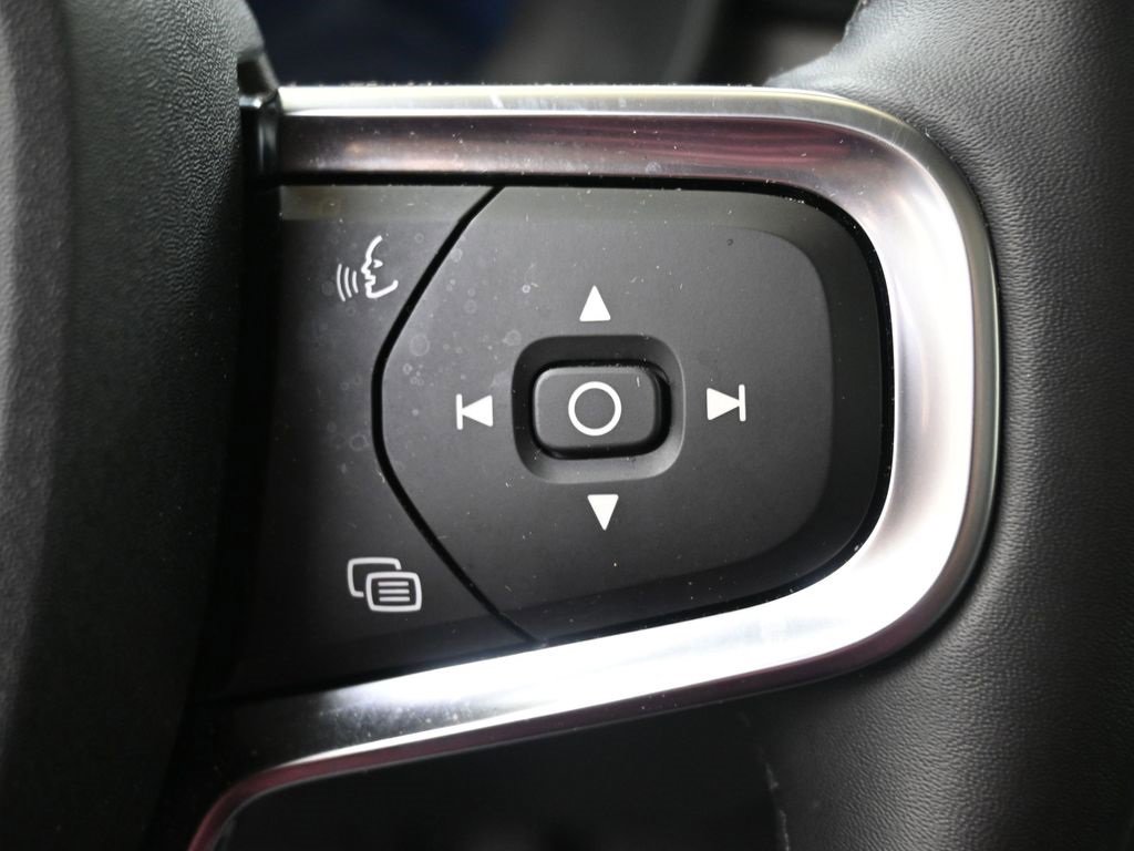 Certified 2025 Volvo XC40 B5 Core image 25