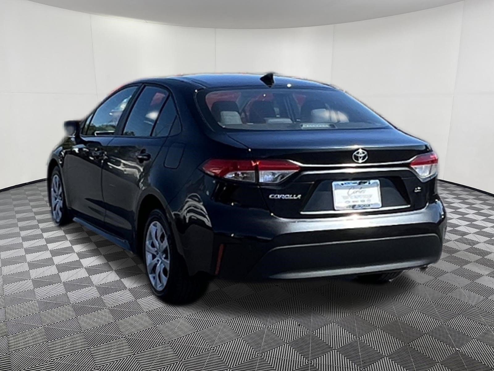 Used 2025 Toyota Corolla LE FWD image 4