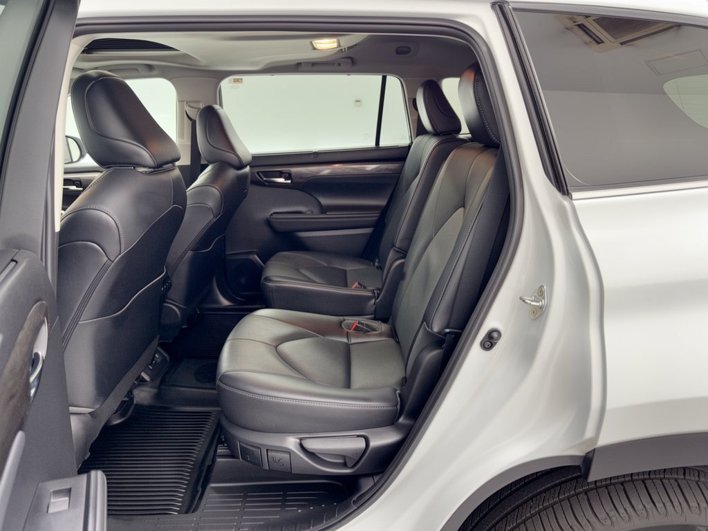 Used 2022 Toyota Highlander Limited FWD image 25