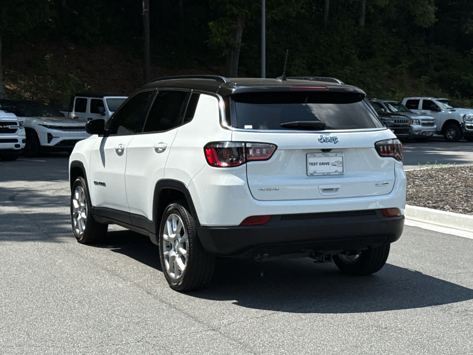 Used 2024 Jeep Compass Latitude w/ Sun and Sound Group AWD/4WD image 3