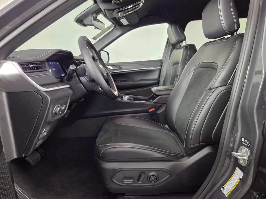 Used 2026 Jeep Grand Cherokee Altitude RWD image 10