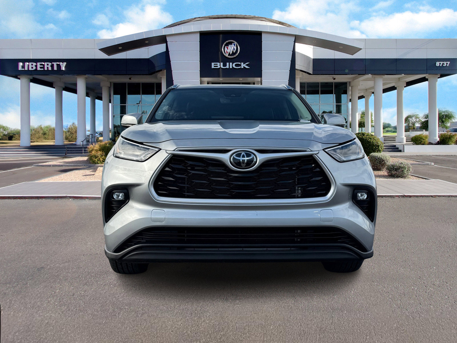 Used 2021 Toyota Highlander XLE image 4