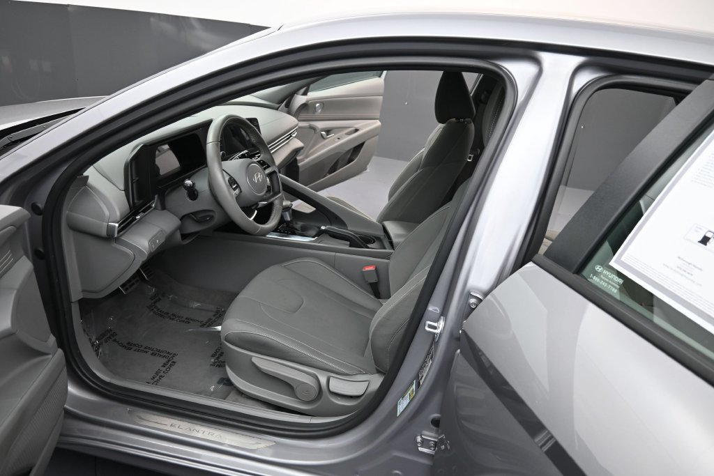 Used 2025 Hyundai Elantra Sport FWD image 12