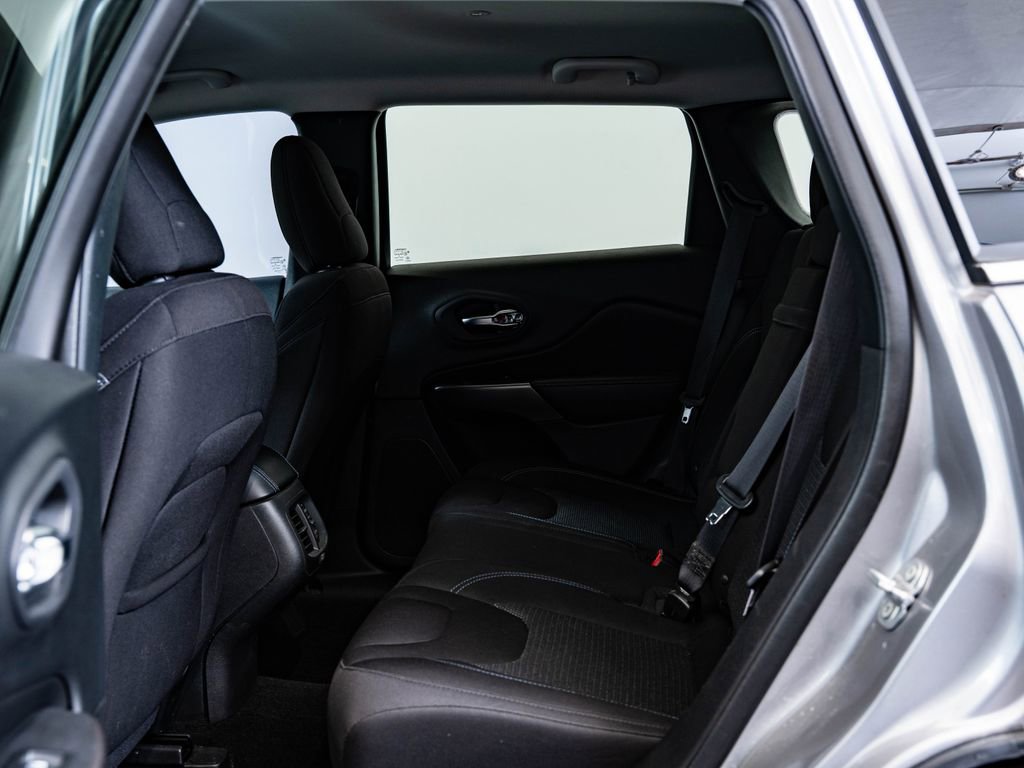 Used 2019 Jeep Cherokee Latitude w/ Popular Appearance Group image 39