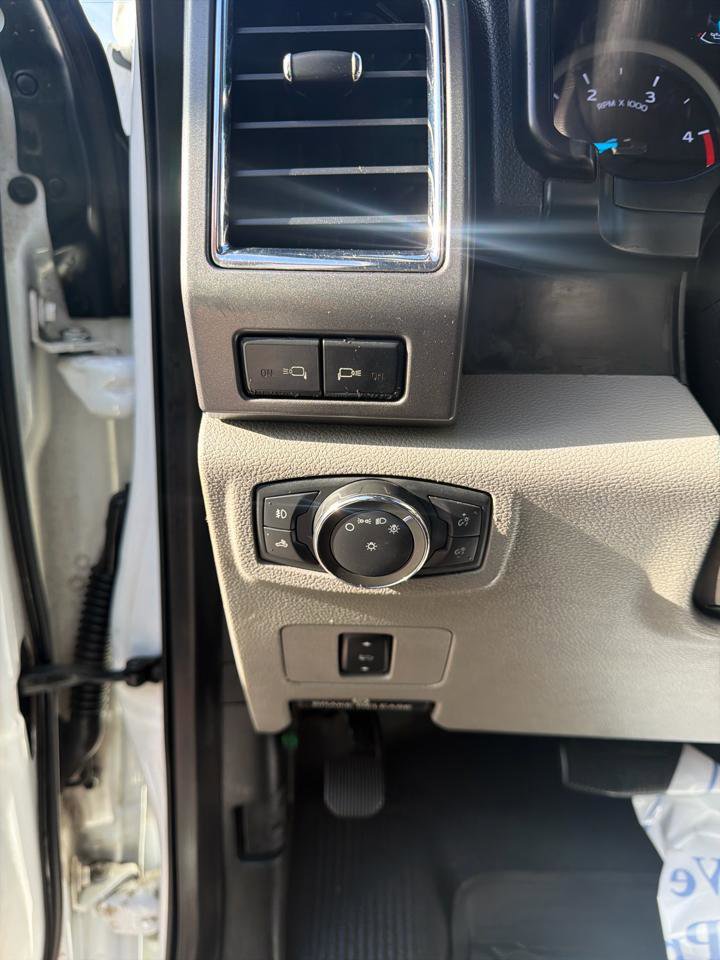 Used 2018 Ford F350 XLT w/ XLT Premium Package AWD/4WD image 11