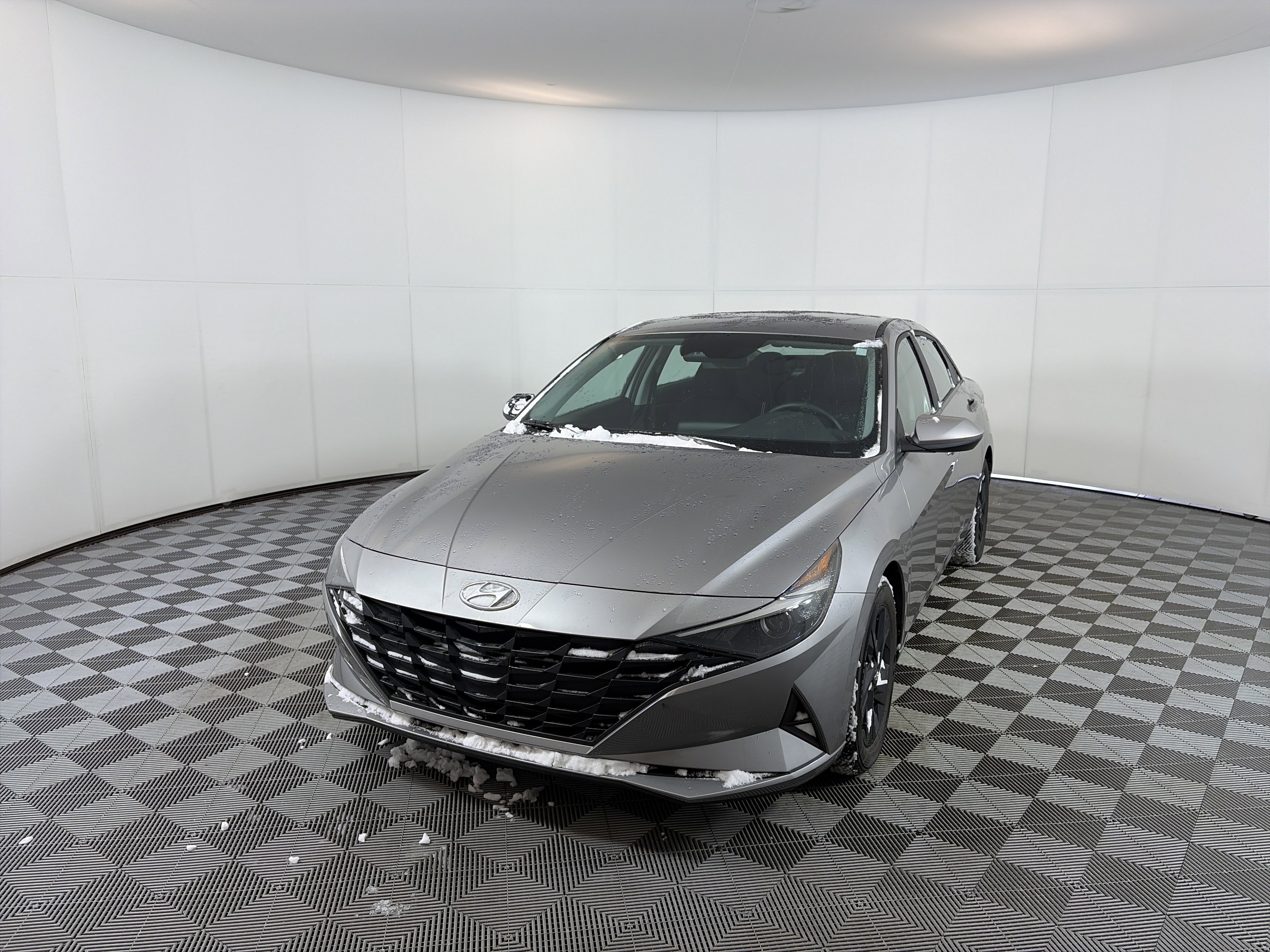 Used 2023 Hyundai Elantra SEL image 2