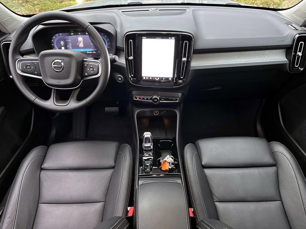 Used 2025 Volvo XC40 B5 Ultra w/ Protection Package Premier image 28
