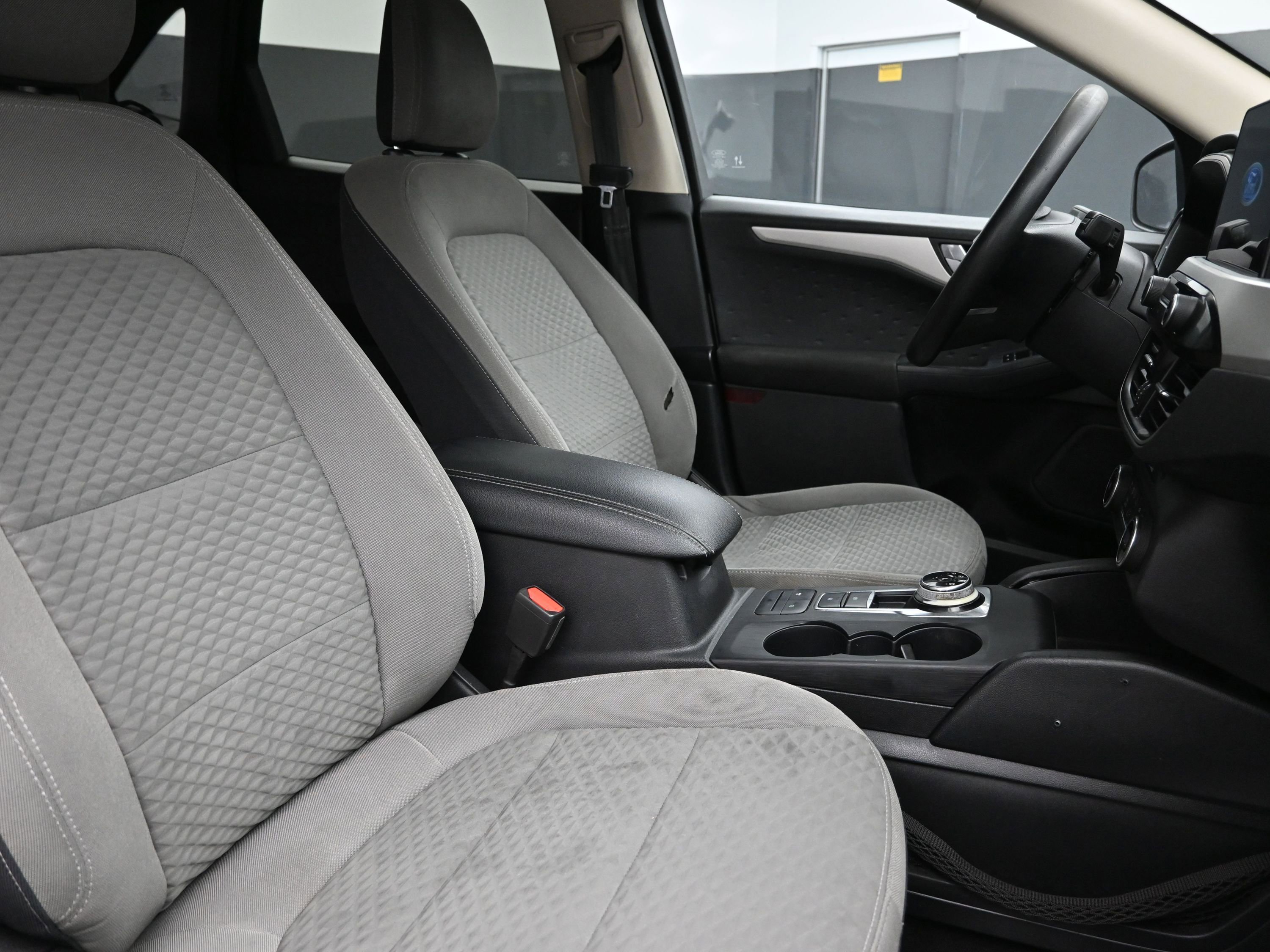 Used 2020 Ford Escape SE image 28
